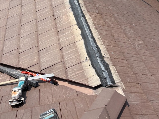 日進市　屋根棟役物取り替え工事の漆喰材塗り付けによる土台づくり