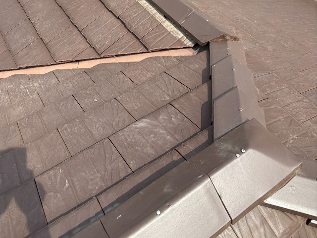 日進市　棟役物取り替え工事で三角冠瓦をパッキン付きのステンレスビスで固定