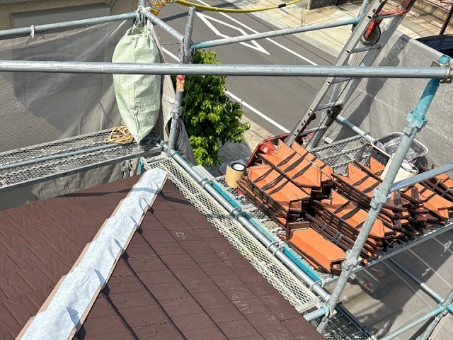 日進市　隅棟の差し棟板金に瓦役物を被せるカバー工事で仕上げ材の搬入状況