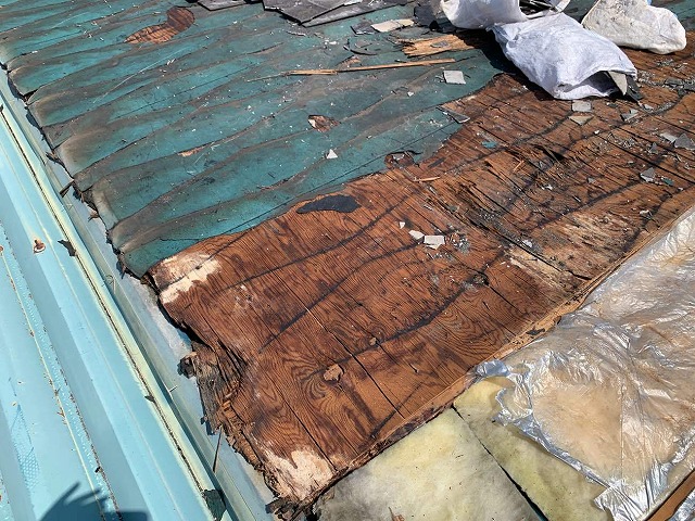 スレート屋根の防水シートや木下地が濡れて傷んでいる様子