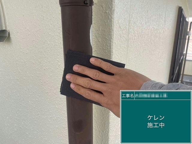 雨樋塗装工程の縦樋へのケレン処理