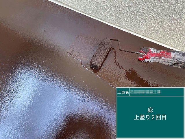 外壁塗装工事の庇に対する上塗り2回目の施工