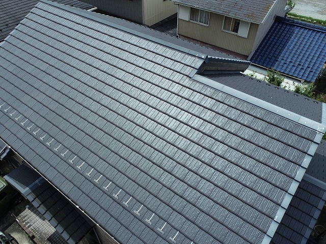 F型瓦に取り付けられている棟板金に色あせを確認