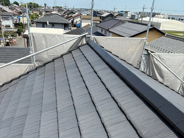 棟部板金部材取り替え工事の三角冠瓦設置が完了