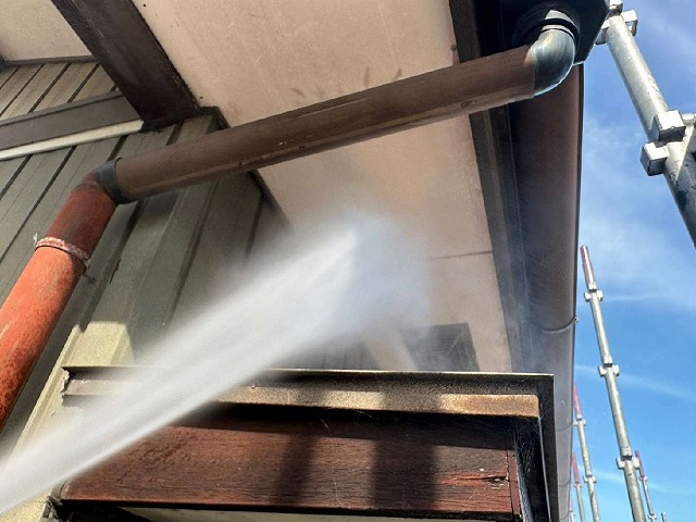 劣化でカビが生えていた軒天への高圧洗浄作業