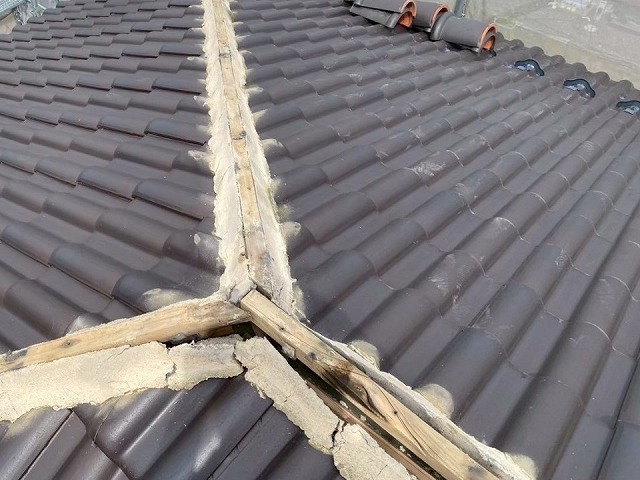 日進市 屋根棟瓦取り直し工事で既存冠瓦を取り外した後の漆喰の著しい劣化