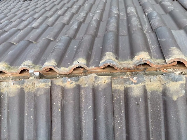 日進市　屋根棟瓦取り直し工事で土台の垂木を解体している様子