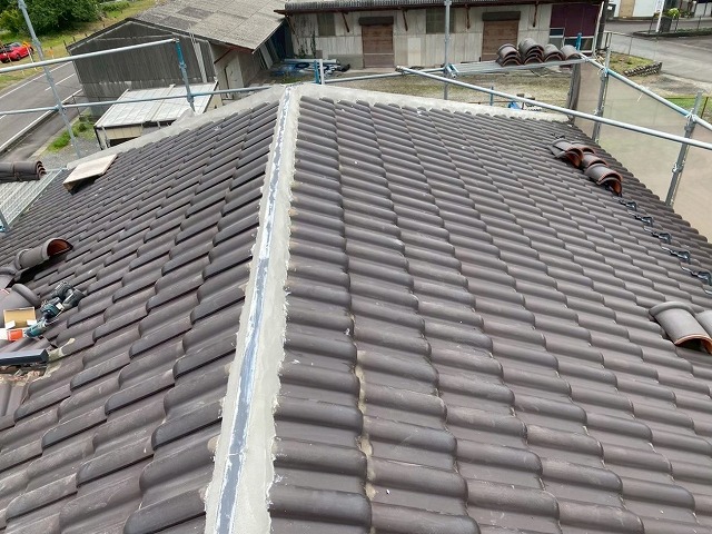 棟瓦取り直し工事で漆喰材を塗り固めて土台部を構築した状況