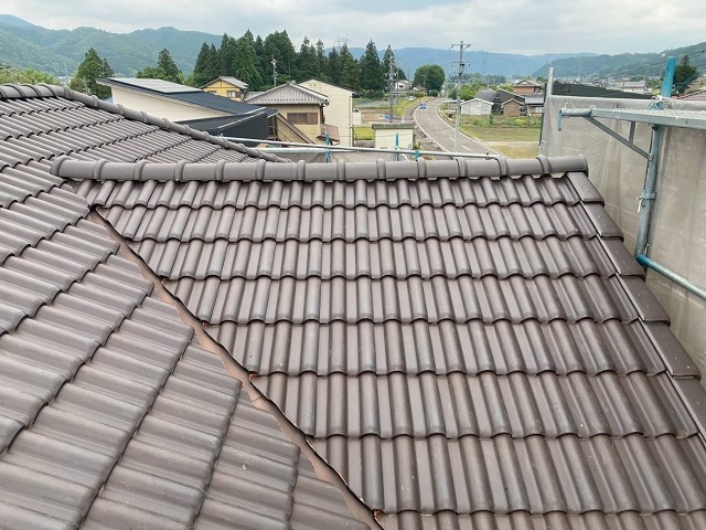 モニエル瓦屋根の棟瓦取り直し工事の完了状況