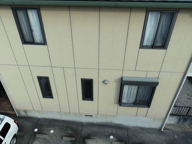 アパート建物の外壁塗装が劣化して防水性が衰えている状況