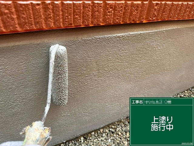 日進市　アパート建物塗装工事基礎巾木塗装工程の上塗り