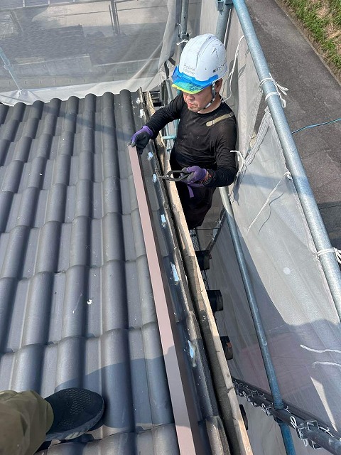 屋根袖瓦取り直し工事で木下地へ水切り板金を取り付ける屋根職人