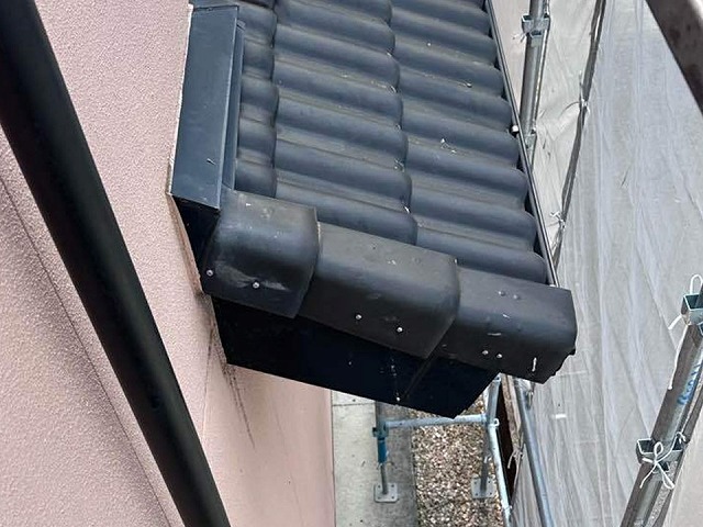 袖瓦取り直し工事で袖瓦をパッキン付きステンレスビスで固定した状況