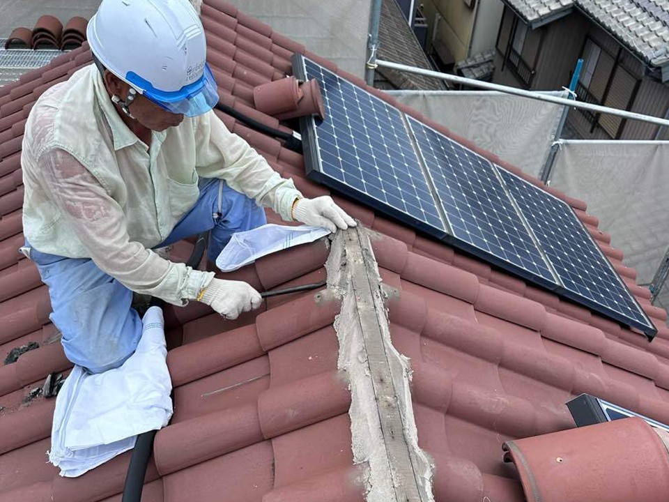 屋根棟瓦取り直し工事で棟瓦の土台部分の撤去工程