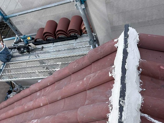 屋根棟瓦取り直し工事の漆喰材塗り付けによる土台づくり