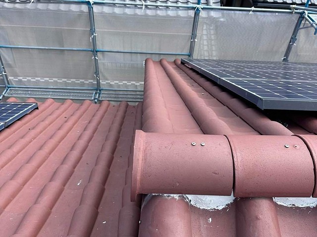 棟瓦取り直し工事の新たに設けた土台部への冠瓦再設置