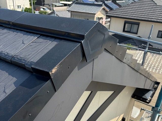 F型瓦屋根に設置されているケラバ板金の塗膜剥がれ
