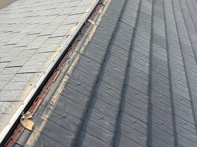 屋根棟板金改修工事の補強金物および樹脂垂木の取り付けが完了した状況