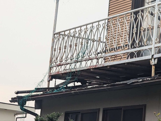 雨漏りが発生している住宅下屋根の状況