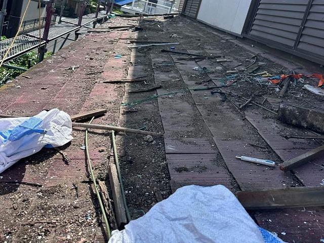 雨漏り修理のための屋根葺き替え工事で下屋根上のベランダ解体状況