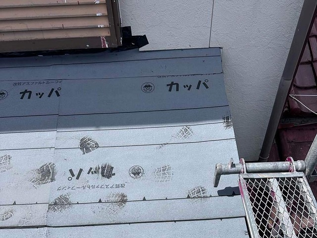 下屋根葺き替え工事の防水シート敷設状況
