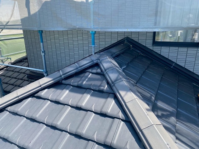 経年劣化にともなう棟瓦取り直し工事が完成した状況