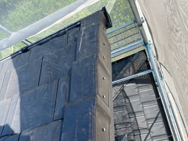 屋根ケラバ部の袖瓦取り直し工事の袖瓦再設置が完了