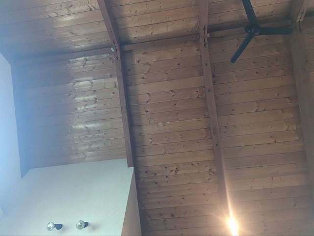 宗教施設建物雨漏り調査時の室内天井や梁などの状況