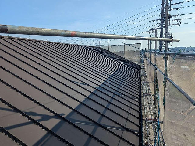 雨漏り修理のために行ったガルバリウム鋼板屋根を用いた立平葺きによるカバー工事が完成