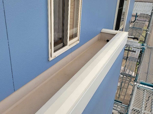 フラワーボックス笠木下に取り付けられている幕板部分への塗装の様子