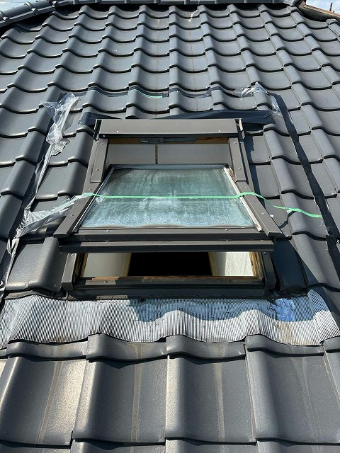 雨漏りの原因となっていた天窓を取り外している様子