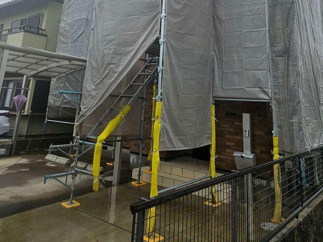 平板瓦屋根板金役物取り替え工事で玄関まわりの足場支柱にクッション養生