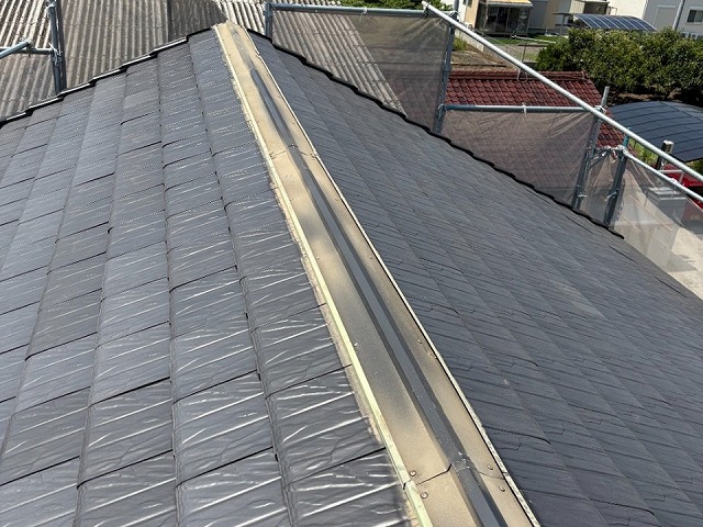 平板瓦屋根板金役物取り替え工事で既存棟板金の取り外し