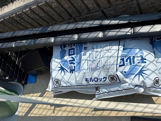 平板瓦屋根板金役物取り替え工事で使用する樹脂製芯材やモルロックなど