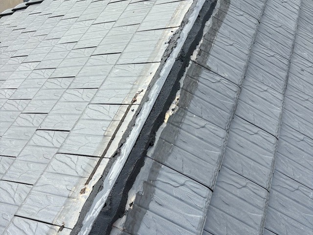 屋根板金役物取り替え工事の棟土台部の構築が完了