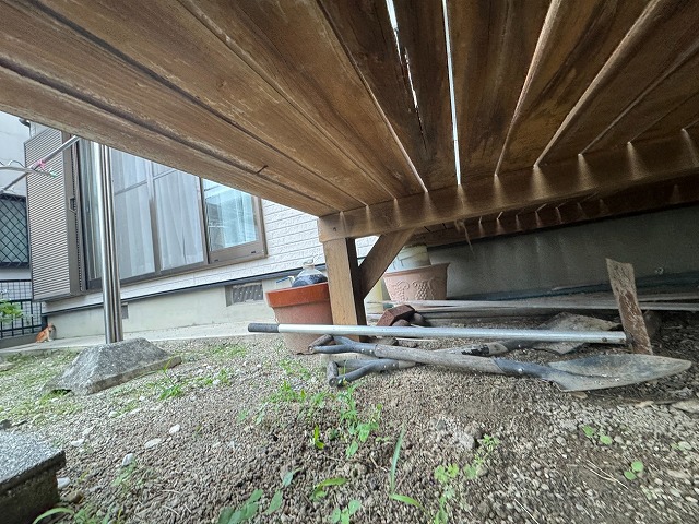 住宅現場調査でウッドデッキの腐れによるダメージを確認