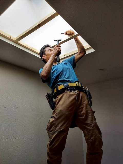 天窓下のスペースを防ぐための下地をつくる大工
