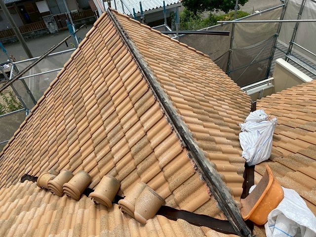 屋根棟瓦取り直し工事で棟土台部の漆喰を撤去した状況