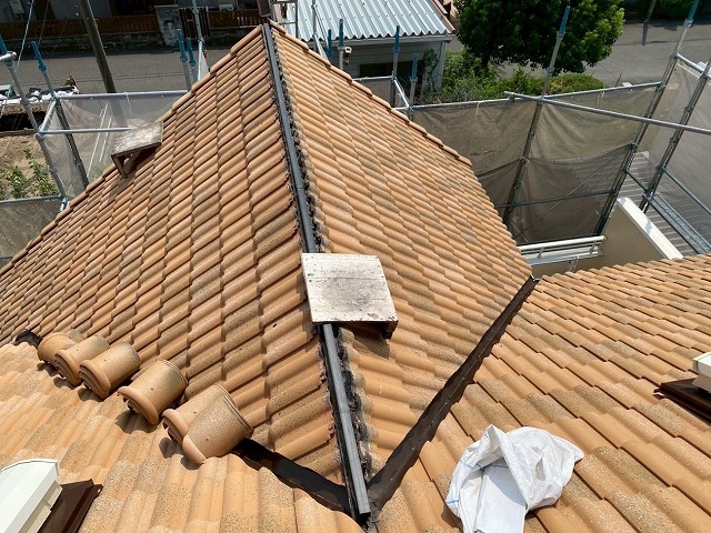 棟瓦取り直しの樹脂製芯材取り付けが完了