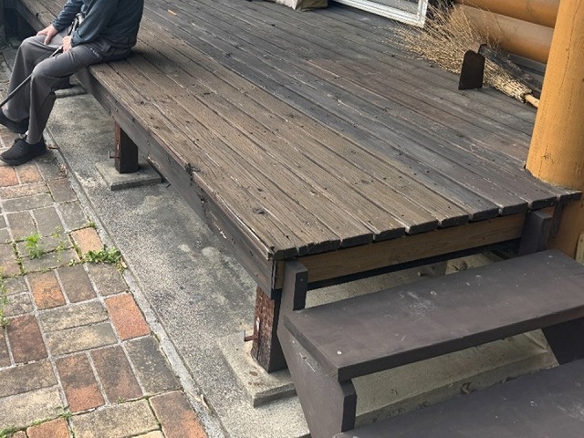 住宅現場調査でウッドデッキの部分的な割れや破損を確認