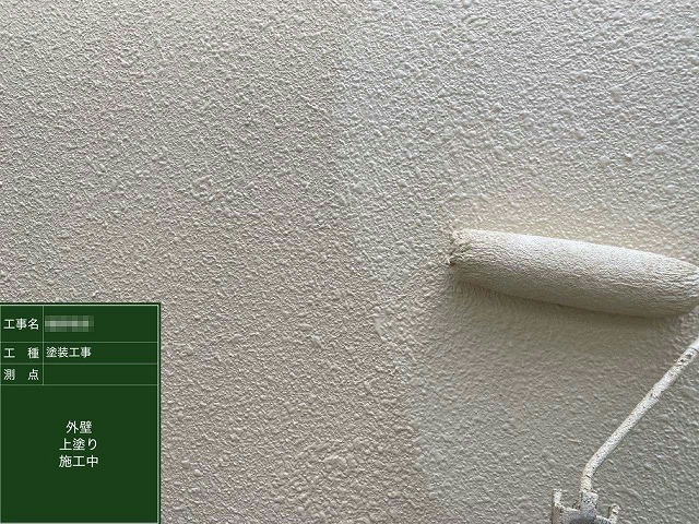 外壁塗装工事の上塗り施工状況