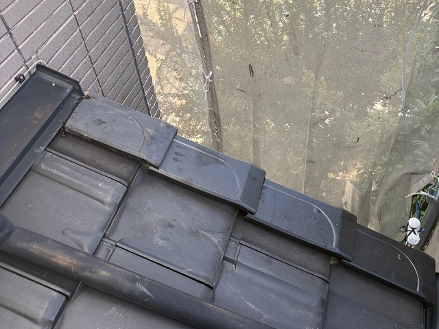 板金役物取り替え改修工事の下屋根部への袖瓦設置が完了