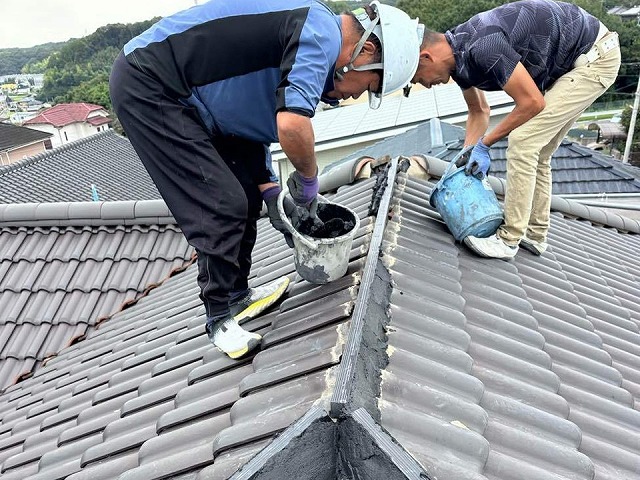 屋根棟瓦取り直し工事の南蛮漆喰を用いた棟部土台の形成