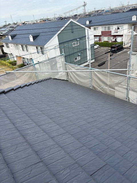 大屋根隅棟の差し棟板金に対して差し棟仕様の同質瓦役物を設置した状況