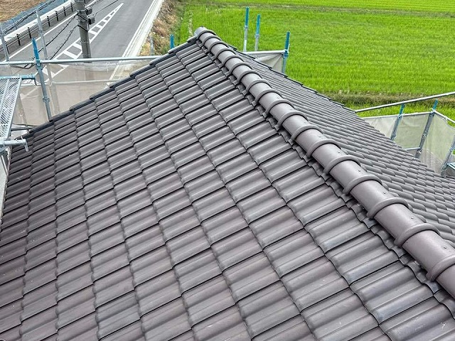 棟瓦取り直し工事で構築し直した土台に棟瓦を被せて再設置