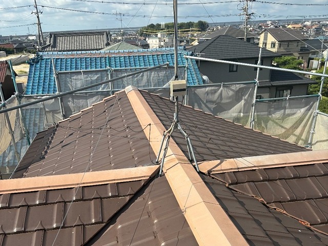 板金役物と同質役物との取り替え改修工事を行う住宅屋根の棟板金劣化状況