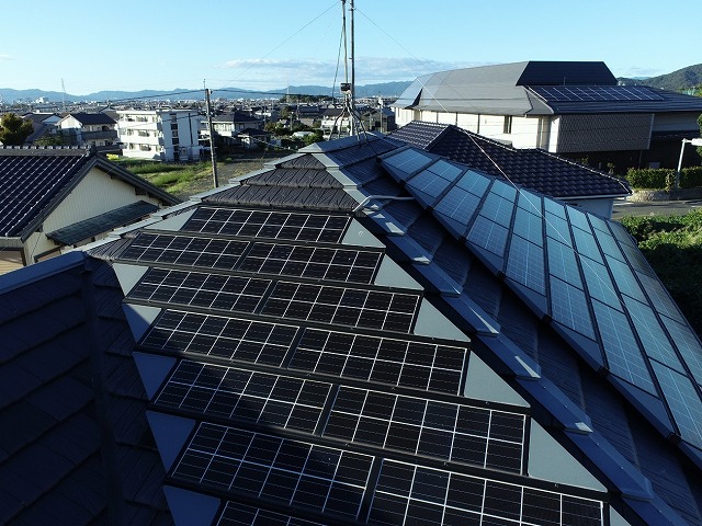 「セラムF-3」瓦屋根住宅の無料点検で棟板金の色あせを確認