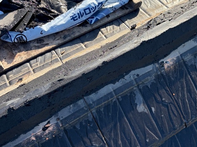 役物取り替え改修工事のモルロックを用いた棟部土台づくり