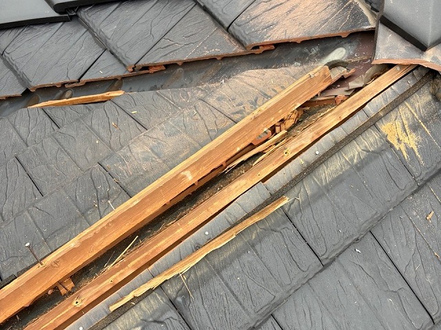 屋根役物取り替えメンテナンスの棟板金の下地材を撤去している状況