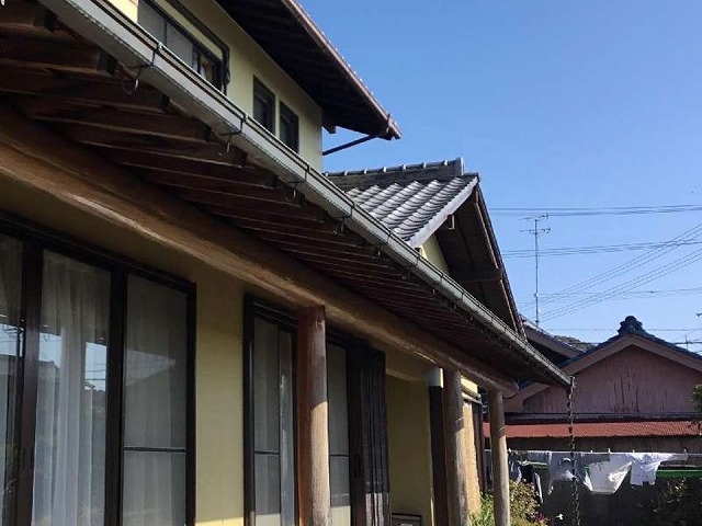 屋根無料点検時の瓦屋根と棟の取り合い部分の様子